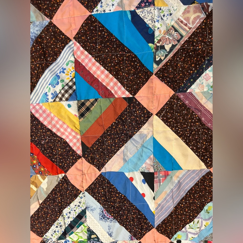 Gorgeous patterned quilt. - Picture 3 of 7